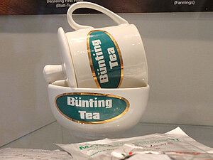 Diese Abbildung zeigt das ehemalige Geschirr der Teerester von Bünting aus der Sammlung des Bünting Teemuseums in Leer.