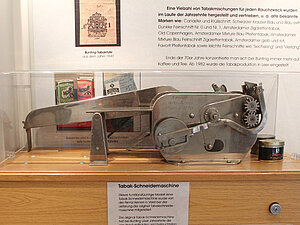 Diese Abbildung zeigt eine Tabakschneidemaschine aus der Sammlung des Bünting Teemuseums in Leer.