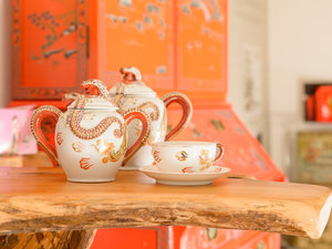 Diese Abbildung zeigt ein asiatisches Geschirr aus der Sammlung des Bünting Teemuseums in Leer.