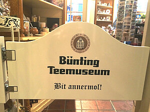 Bünting Teemuseum Logo auf einer Schranke