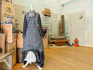 Abbildung eines Kleides, welches zum Schmuggeln von Tee verwendet wurde, aus der Sammlung des Bünting Teemuseum in Leer.