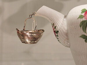 Diese Abbildung zeigt ein Tüllensieb aus der Sammlung des Bünting Teemuseums in Leer.