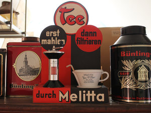 Diese Abbildung zeigt eine Melitta Teemühle mit Filter aus der Sammlung des Bünting Teemuseums in Leer.